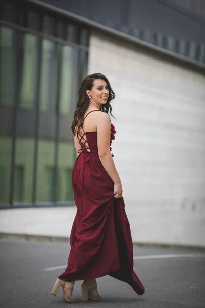 Eine Attraktive Kaukasische Frau Trägt Ein Elegantes Langes Weinrotes Kleid — Stockfoto