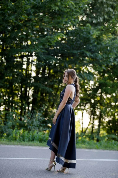 어두운 파란색 드레스를 무거운 화장을 야외에서 포즈를 취하는 — 스톡 사진
