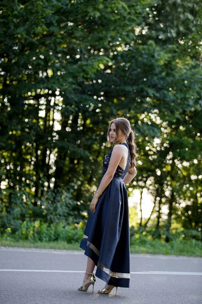 Uma Mulher Caucasiana Sexy Com Vestido Azul Escuro Maquiagem Pesada — Fotografia de Stock