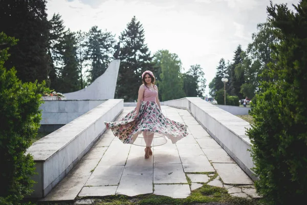 드레스를 공원에서 꽃봉오리 비젤을 코카서스 — 스톡 사진
