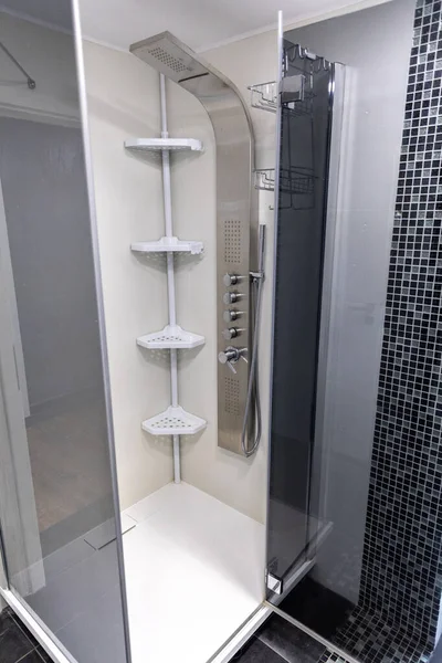 Banyodaki Modern Cam Duş Kabininin Yakın Çekimi — Stok fotoğraf