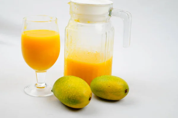 Closeup Shot Mangos Pitcher Glass Fresh Mango Juice — Stock fotografie