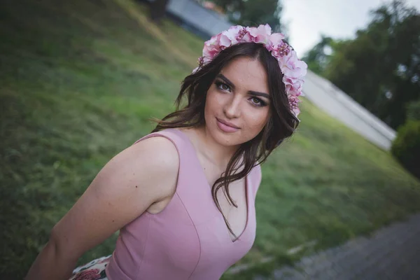 Egy Csinos Kaukázusi Egy Estélyi Ruhában Egy Virágos Lünetta Pózban — Stock Fotó