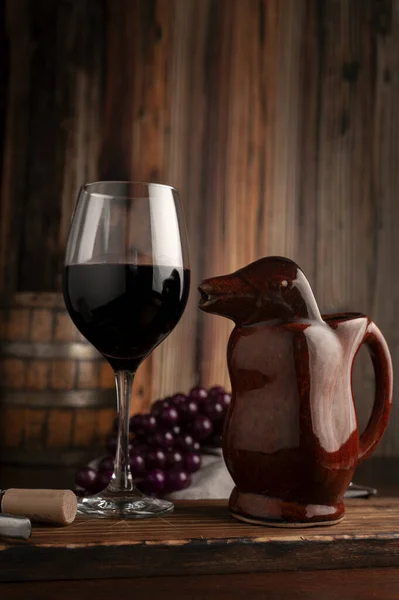 Una Toma Vertical Una Copa Vino Tinto Sobre Fondo Rústico — Foto de Stock