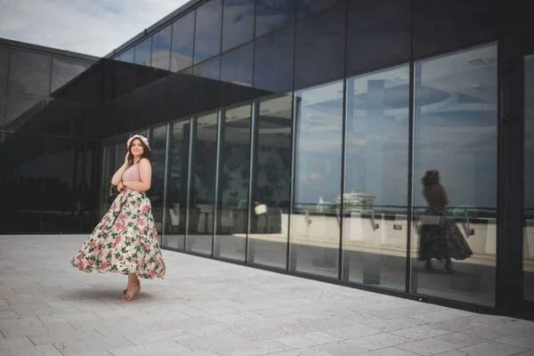 Modern Bir Binanın Arka Planında Zarif Uzun Çiçekli Bir Elbise — Stok fotoğraf