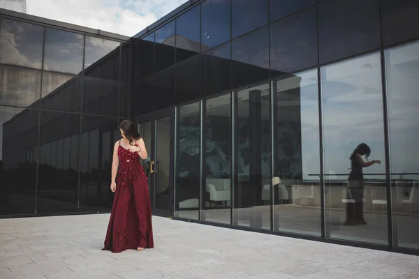 Een Aantrekkelijke Blanke Vrouw Draagt Een Elegante Lange Bordeaux Jurk — Stockfoto