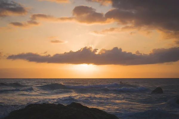 Uma Vista Laranja Pôr Sol Sobre Mar Ondulado Dia Nublado — Fotografia de Stock