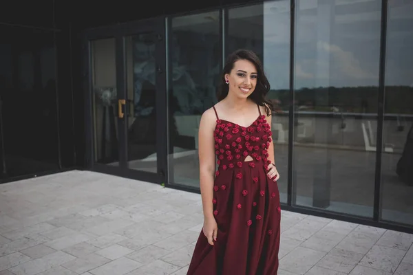 Een Glimlachende Elegante Blanke Vrouw Een Rode Avondjurk Met Kleine — Stockfoto