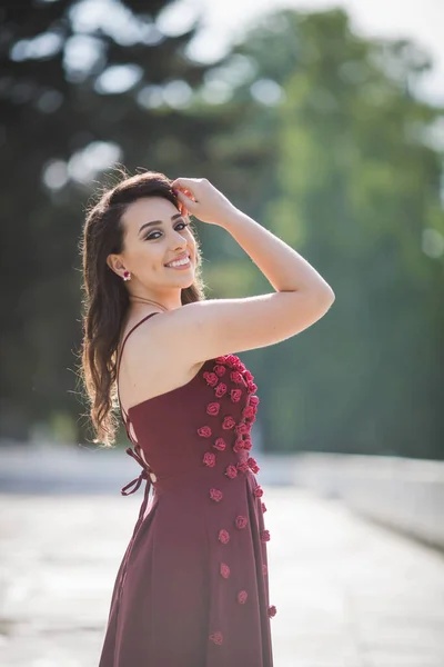 Uma Mulher Caucasiana Atraente Vestindo Vestido Longo Borgonha Elegante Fundo — Fotografia de Stock