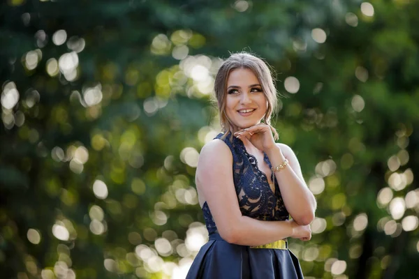 Una Bella Donna Caucasica Con Vestito Blu Scuro Trucco Pesante — Foto Stock