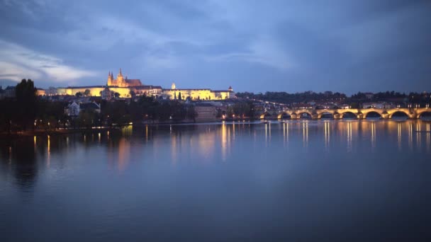 Timelapse Karlsbron Över Floden Vltava Nära Prags Slott Natten Tjeckien — Stockvideo