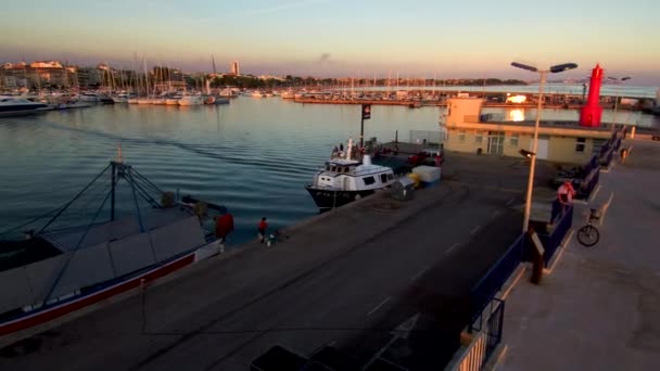 Hdを背景にボートや街並みのある港の高い角度の景色 — ストック動画
