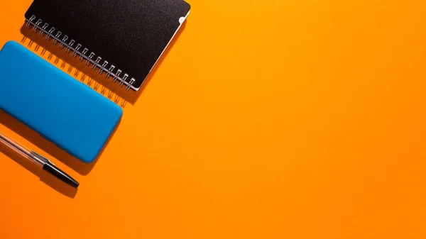 Top View Smartphone Notepad Pen Orange Background — Stock Photo, Image