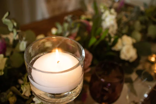 Ein Paar Elemente Aus Einem Gedeckten Tisch Mit Vintage Ornamenten — Stockfoto