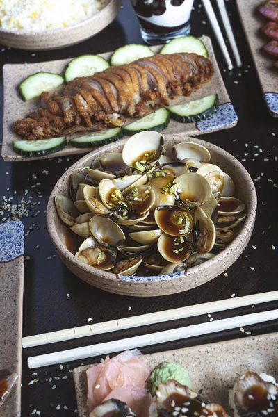 Tiro Vertical Amêijoas Japonesas Pratos Comida Uma Mesa — Fotografia de Stock