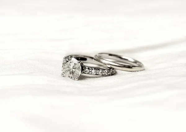 Close Dos Belos Anéis Prata Noivado Com Diamantes Brilhantes Superfície — Fotografia de Stock