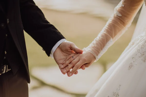 Closeup Shot Bride Groom Holding Hands Wedding — Stock Photo, Image