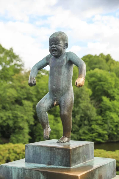 Een Verticaal Shot Van Een Bronzen Sculptuur Van Een Naakte — Stockfoto