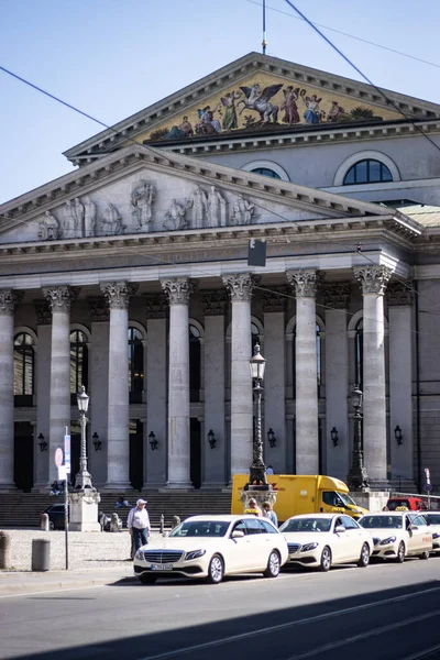 Müzi Germany Haziran 2021 Münih Teki Opera Nın Önüne Taksiler — Stok fotoğraf