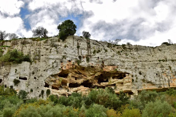 Sicily Italy 2015年11月22日 在西西里靠近莫迪卡的Cava Ispica峡谷的悬崖面 有洞穴住房和坟墓的遗迹 自然界中的巨石阵历史遗迹 — 图库照片