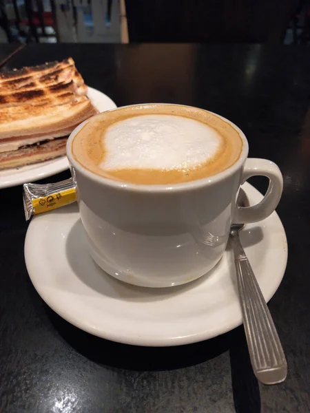 Hoge Hoek Schot Van Een Kopje Schuimige Melk Koffie Voor — Stockfoto