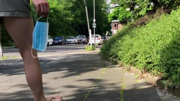 Mujer Está Lanzando Mascarilla Suelo Sigue Caminando — Vídeos de Stock