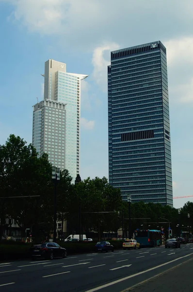 Frankfurt Tyskland Jun 2021 Westend Till Vänster Och City Haus — Stockfoto