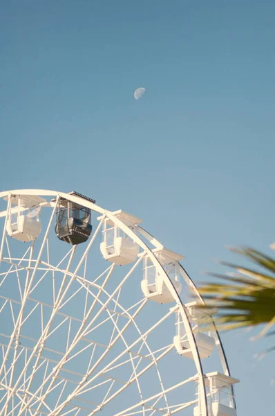 White Black Ferris Wheel Blue Sky — Zdjęcie stockowe