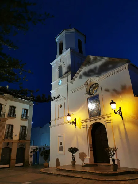 スペインのネルハで夜の間の教会の垂直ショット — ストック写真