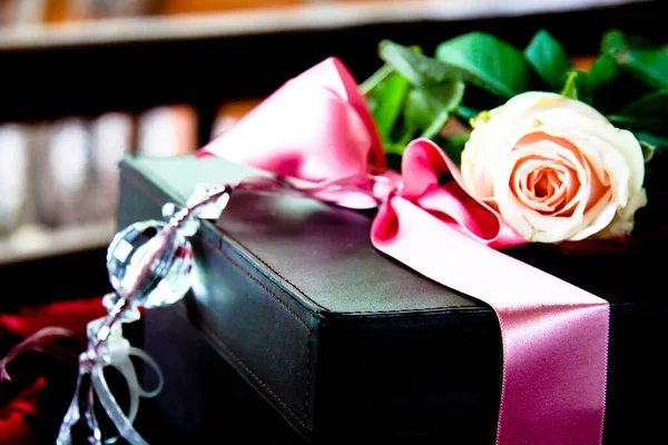 桃子在一个带有粉红缎带的黑色礼品盒上绽放 — 图库照片