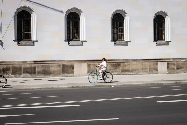 München Deutschland Juni 2021 Frau Fährt Fahrrad Während Sie Auf — Stockfoto