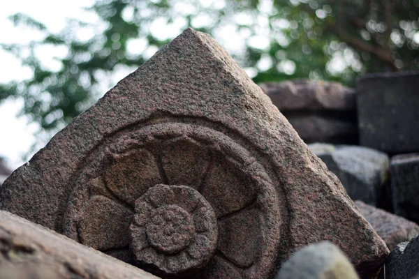 Zbliżenie Kamiennego Rzeźbienia Kwiatu Niebie — Zdjęcie stockowe