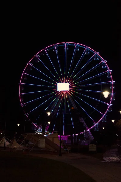 Gece Bir Lunaparkta Dönme Dolap — Stok fotoğraf