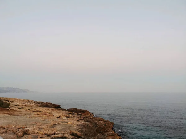 Ein Malerischer Blick Auf Einen Blauen Ozean Der Nebel Gehüllt — Stockfoto