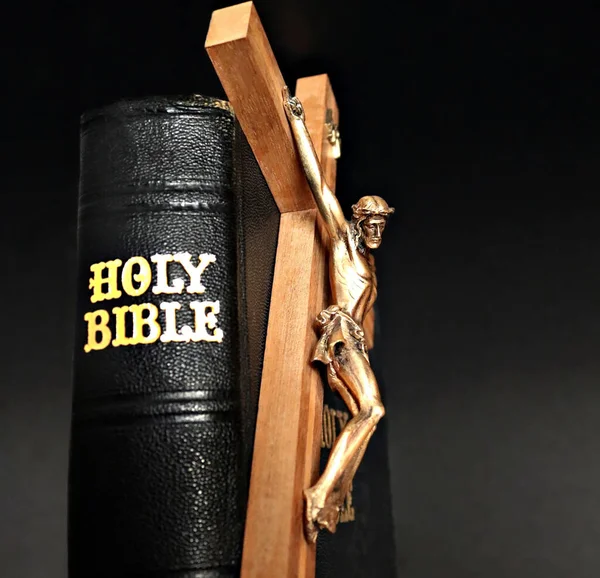 Desboro Canadá Febrero 2019 Biblia Antigua Con Crucifijo Madera Figura —  Fotos de Stock