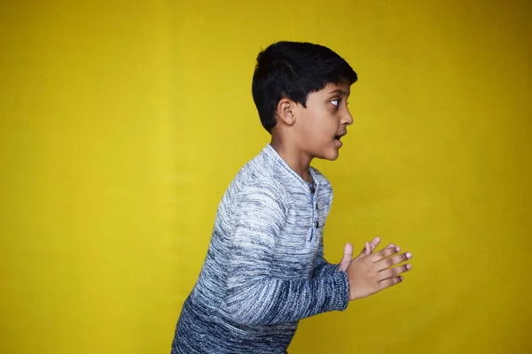 Een Grappig Indiaas Jongetje Poserend Een Gele Achtergrond — Stockfoto