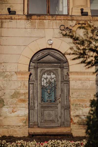 古い建物の上の歴史的な木製のドアの垂直ショット — ストック写真