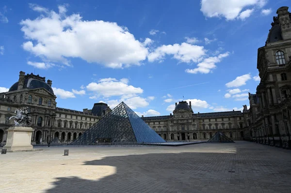 Παρίσι Γαλλία Μαΐου 2021 Καλλιτέχνης Πέι Έχτισε Αυτή Την Πυραμίδα — Φωτογραφία Αρχείου