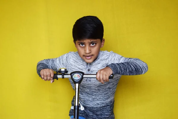 Niño Indio Montado Scooter Sobre Fondo Amarillo —  Fotos de Stock