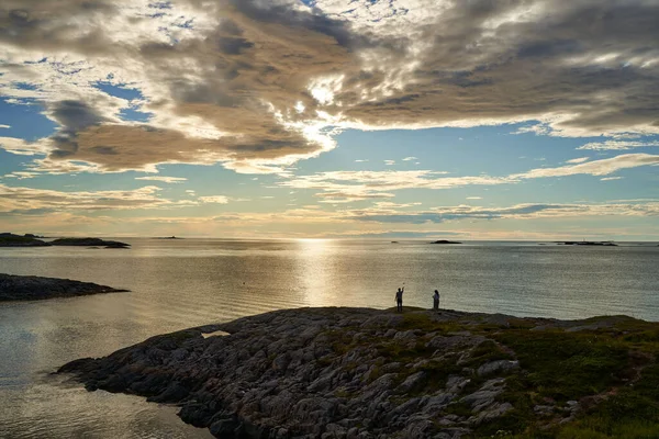 一对年轻夫妇在靠近 大西洋之路 的挪威海岸线上遥控无人驾驶飞机 — 图库照片
