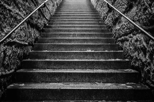 Серый Низкоугольный Снимок Лестницы Париже — стоковое фото