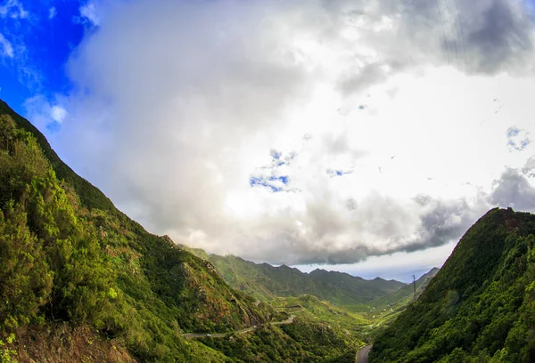 Ein Faszinierender Blick Auf Eine Wunderschöne Berglandschaft Unter Einem Wolkenverhangenen — Stockfoto