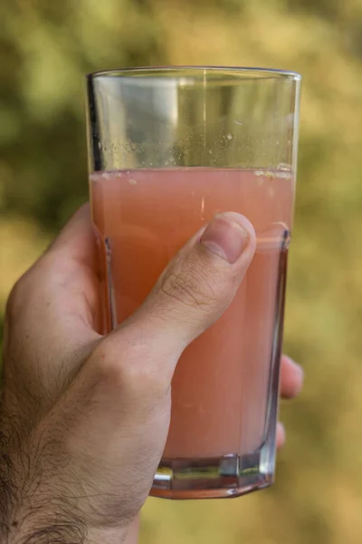 Closeup Shot Male Hand Holding Glass Squeezed Grapefruit Juice — 图库照片