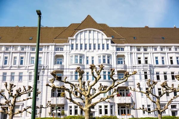 Beautiful White Residential Building Brown Roof Oberkassel Dusseldorf Germany — Stok fotoğraf