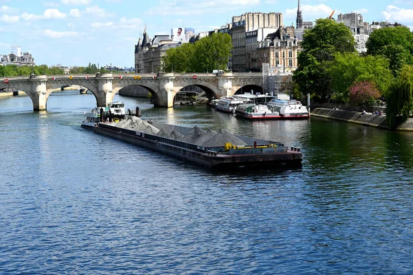 2021年5月8日 法国巴黎 2021年5月8日 塞纳河大桥 在船头下面有一艘大驳船经过 — 图库照片