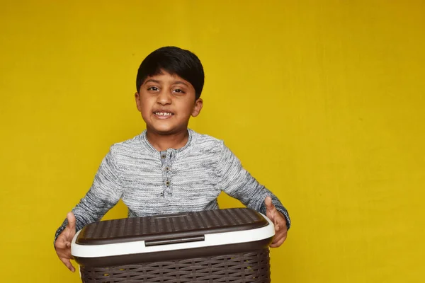 Lindo Niño Indio Sosteniendo Una Canasta Sobre Fondo Amarillo —  Fotos de Stock