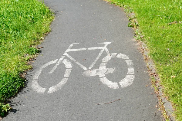 Знак Велосипедной Дорожки Асфальтированной Дороге Вдоль Зеленой Травы Бокам — стоковое фото