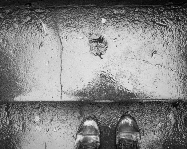 Grayscale Shot Feet Ground — Fotografia de Stock