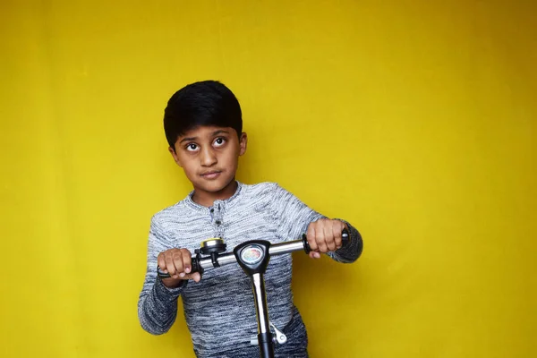 Niño Indio Montado Scooter Sobre Fondo Amarillo —  Fotos de Stock