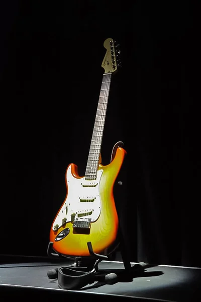 Guitar Spotlight Yellow — Φωτογραφία Αρχείου